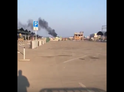 Возгорание травы у рынка «Лира» в Пятигорске попало на видео