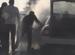 Горящую машину потушили полицейские на Ставрополье — видео