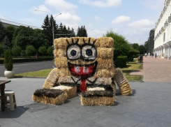 Гигантский Спанч Боб появился на улице в центре Ставрополя