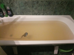 Неприятно пахнущая вода грязно-желтого цвета бежит из кранов ставропольцев