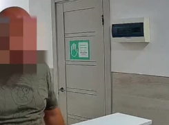 «Не твое это работать, иди на панель»: буйный мужчина в ПВЗ Ставрополя попал на камеру наблюдения  