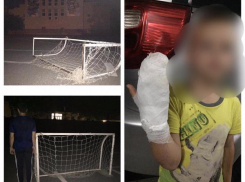 На ребёнка упали футбольные ворота во дворе школы Пятигорска