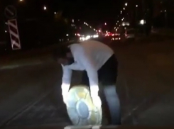 Угрожавший поломками автомобилям открытый люк на дороге накрыл крышкой житель Ставрополя