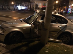 Очевидцы сняли на видео последствия столкновения BMW со столбом в центре Ставрополя