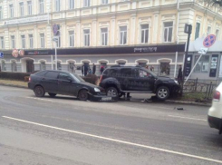 «Приора» и «Дастер» столкнулись и снесли ограждение возле ЦУМа в Ставрополе