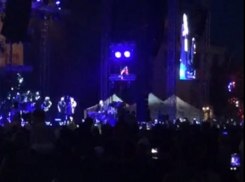 Концерт Ёлки собрал толпы зрителей и попал на видео в Ставрополе 