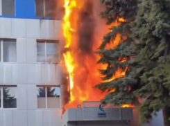 «Лос-Анджелес по-ставропольски»: огонь охватил «Камаз Центр» на проспекте Кулакова