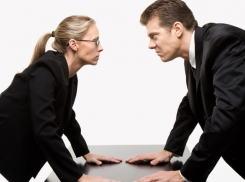 Директор избил сотрудницу на заводе в Ставрополе