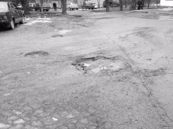 Глубокие ямы и развалившийся на куски асфальт на дорогах микрорайона взволновали жителей Ессентуков