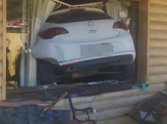 Машина въехала в дом в поселке Мирный на Ставрополье 