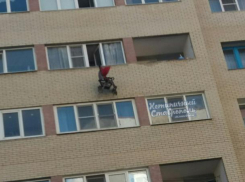 Висящая детская коляска из окна многоэтажного дома удивила очевидцев из Ставрополя