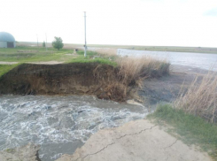 В селе Чернолесском прорвало дамбу