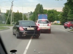 Наглый москвич на дорогом «Мерседесе» объехал пробку по «встречке» в Ставрополе и попал на видео
