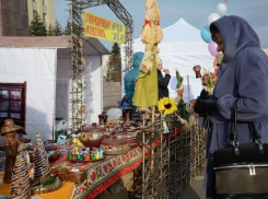 На площади Ленина в Ставрополе открылся «Новогодний базар» 