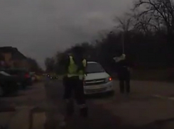 Два гаишника толкнули заглохшую «Гранту» и попали на видео на Ставрополье