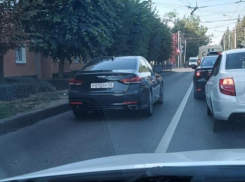 В центре Ставрополя автохам решил объехать пробку по встречке
