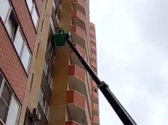 Ставропольский романтик пытался подарить цветы своей возлюбленной на автовышке