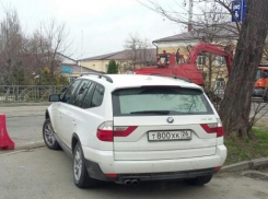 Женщина-водитель «БМВ» припарковалась для перекура на тротуаре в Ставрополе