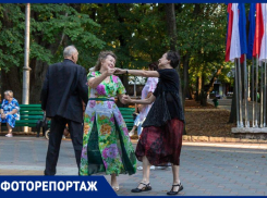 В Центральном парке Ставрополя пенсионеры закружились в вальсе