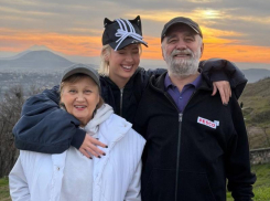 Редкие фотографии с родственниками из Пятигорска показала певица Клава Кока