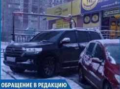 «Бог парковки» «бросил» свой внедорожник поперек тротуара в Ставрополе