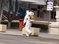 Поработали на камеру: дезинфекцию улиц удалось заснять жительнице Пятигорска