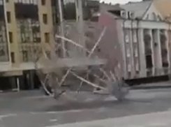 Появилось видео унесенного ветром с площади шара в Ставрополе