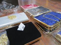 78 килограммов брендовых вещей пытались замаскировать под подарки в аэропорту Минвод