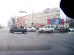 Авария из трех автомобилей в Ставрополе попала на видео
