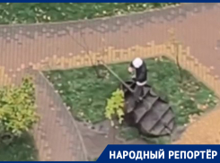 Неадекват с ножом появился на детской площадке и напугал жителей юга Ставрополя