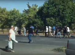 Массовая драка на проезжей части в Буденновске попала на видео
