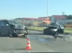 Жесткая тройная авария с покореженными легковушками под Ставрополем попала на видео