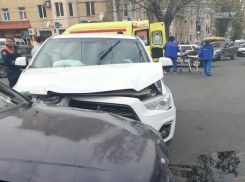 Белый внедорожник протаранил «четырнадцатую» возле цирка в Ставрополе