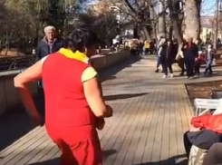 «Веселая тетя» в красном «зажгла» на тротуаре и попала на видео в Кисловодске