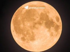Завораживающую «осетровую» Луну показали ставропольцы на фото 