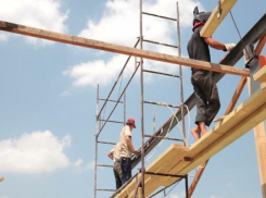 Мужчина в Невинномысске погиб во время ремонта крыши здания