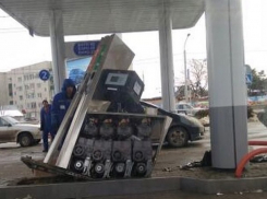 «Испугался цен на бензин»: Неизвестный «вырвал с корнем» оборудование на АЗС в Ставрополе 
