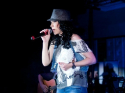 Преступник из колонии строгого режима преследует ставропольскую певицу