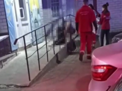 Мужчина выпал из окна многоэтажки на юге Ставрополя и погиб 
