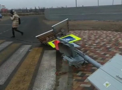 Порыв ставропольского ветра снес светофор на улице Рогожникова