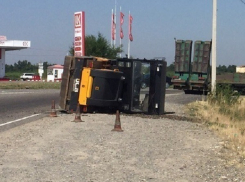 Прилег отдохнуть: дорожный каток непонятным образом перевернулся на бок посреди трассы на Ставрополье