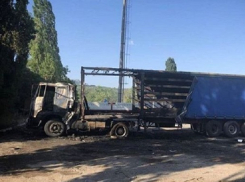 Беспощадный огонь практически полностью уничтожил фуру на Ставрополье 