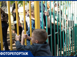 Лишили детей праздника: ставропольцы оккупировали заборы школ чтобы увидеть линейку