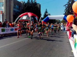 Сотни любителей марафонского бега пронеслись по курортным Ессентукам