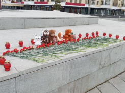 Мемориал у подножия «Ангела-хранителя» в Ставрополе организовали в память жертв трагедии в «Крокус Сити Холле»
