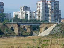 В Пятигорске ограничено движение на мосту через Подкумок после сильных дождей