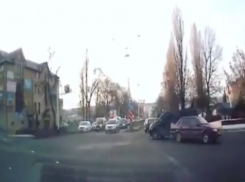 Нарушитель на «Мерседесе» проигнорировал красный сигнал светофора и чудом избежал ДТП в Пятигорске