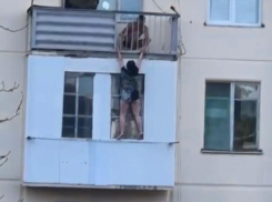Зацепилась за веревки пока летела: появилось жуткое видео выпавшей из окна женщины в Кисловодске