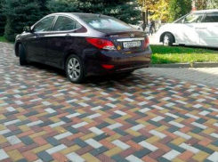 «Парковщик от бога»: автохам бросил иномарку посреди тротуара в Ставрополе