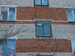 В Буденновске стены многоэтажки затрещали по швам